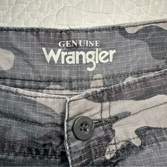 Wrangler Men’s Genuine Camo Cargo Shorts. Size 36. - Picture 4 of 7